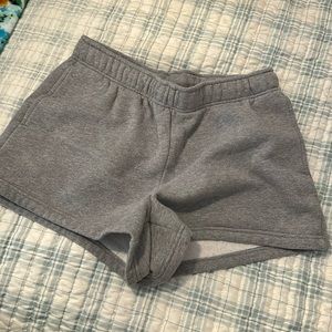 ARITZIA TNA COZY BOYFRIEND SHORTS IN GRAY SIZE MEDIUM
